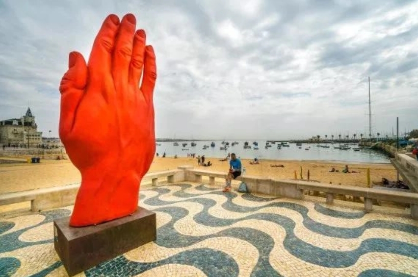 Раскрыта тайна синей руки, которую установили в Киеве